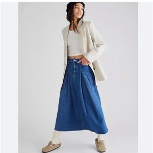MOTHER Denim The pleated maxi skirt fray